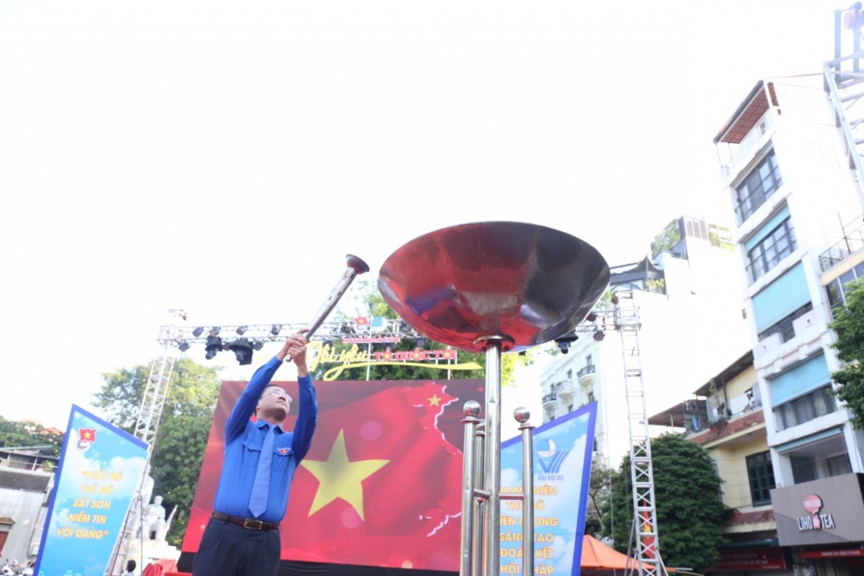 Đồng chí Nguyễn Ngọc Việt, UVBTV Trung ương Đoàn, Bí thư Thành đoàn, Chủ tịch Hội LHTN Việt Nam Thành phố Hà Nội thắp ngọn lửa sáng trên đài đuốc