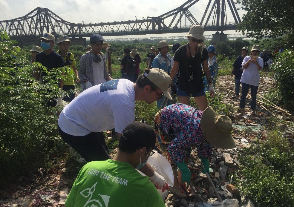 Chiến dịch dọn rác, làm sạch khu vực sông Hồng và cầu Long Biên