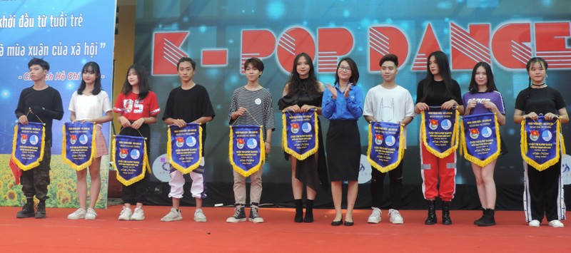 Trao cờ lưu niệm tới các đơn vị tham gia cuộc thi K-pop Dance của quận Hai Bà Trưng