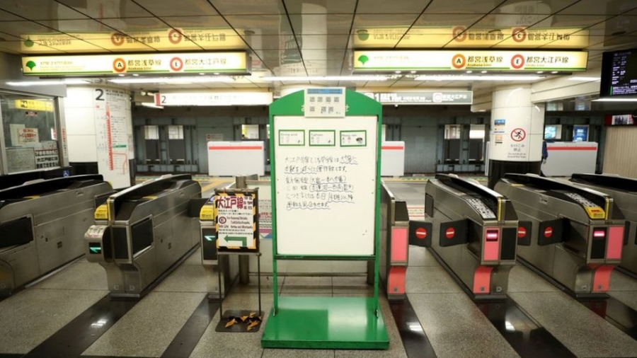 Bão Hagibis đã khiến hệ thống giao thông rơi bị đình trệ. Nhiều chuyến tàu điện ngầm và xe lửa ở Tokyo đã bị huỷ. Ảnh: PA