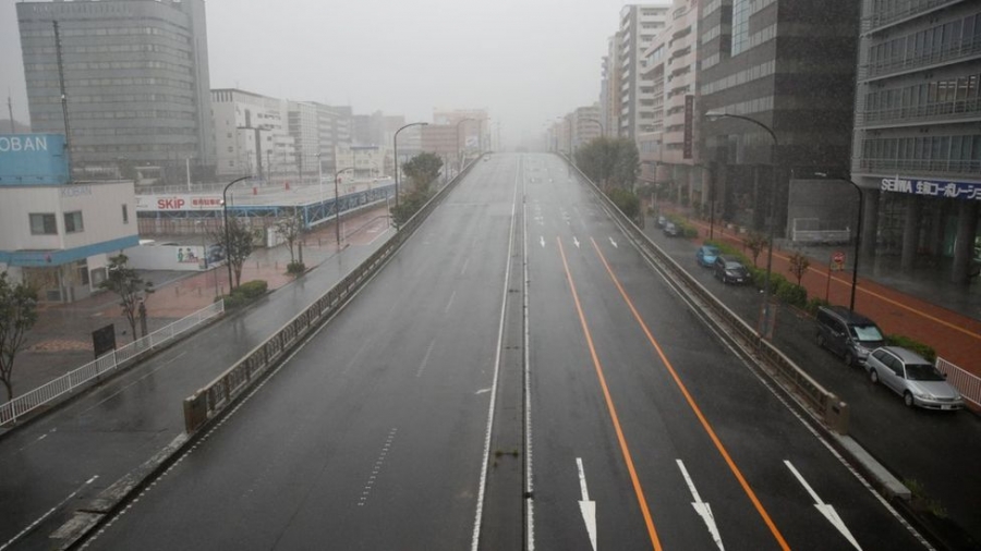 Đường cao tốc ở Yokohama, nơi thường cực kỳ đông đúc, không một bóng người vào ngày thứ 7 khi siêu bão Hagibis đổ bộ vào Nhật Bản. Ảnh: Reuters