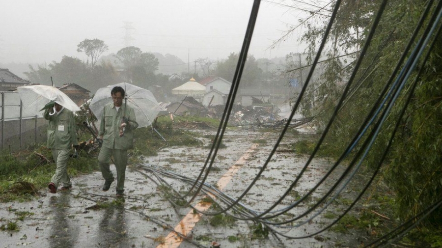 Lốc xoáy đã phá hủy nhiều ngôi nhà và các cột điện ở tỉnh Chiba, phía Đông Tokyo. Ảnh: EPA