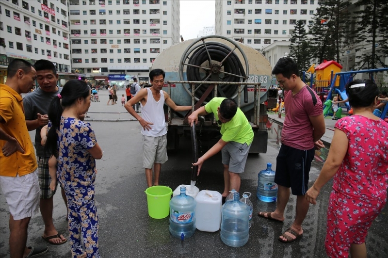 Người dân Thủ đô xếp hàng chờ lấy nước sạch trong thời gian nguồn nước sông Đà bị nhiễm dầu thải.