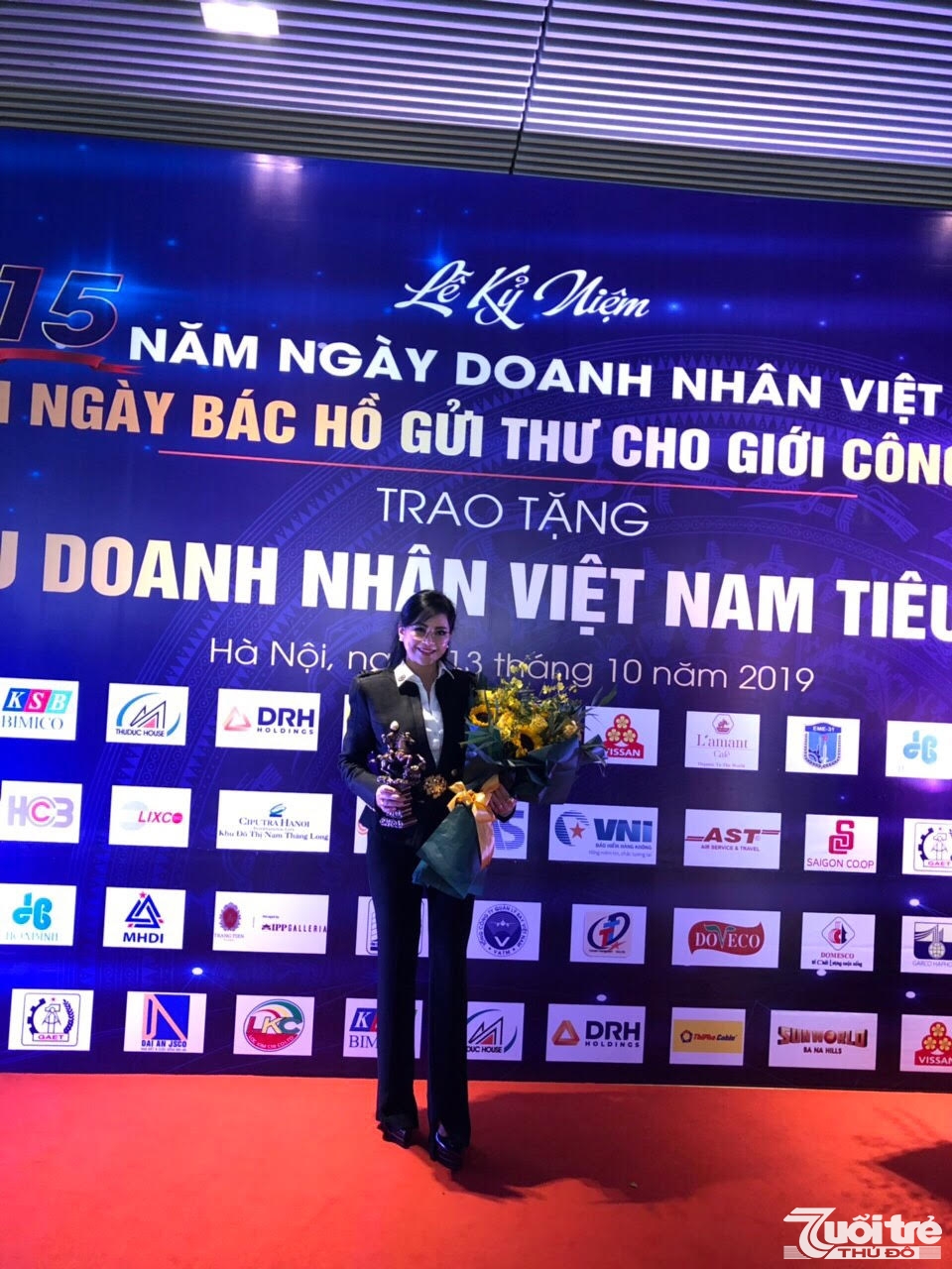 bà Lê Hồng Thủy Tiên, Tổng Giám đốc Công ty Xuất nhập khẩu Liên Thái Bình Dương tại Lễ vinh danh 100 doanh nghiệp tiêu biểu năm 2019.