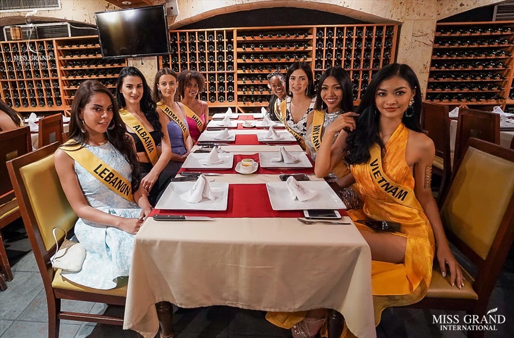 Á hậu Kiều Loan cùng các thí sinh Miss Grand International 2019. Ảnh: MG.