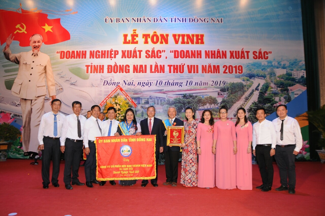 Đại diện Vedan Việt Nam nhận danh hiệu Doanh nghiệp xuất sắc