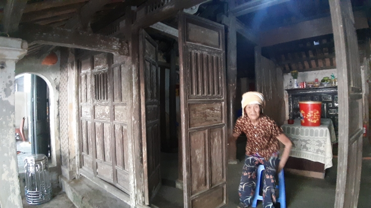 Bà Mãn vừa ở vừa run trong ngôi nhà đã hơn 6 thế hệ trú ngụ (Ảnh: V.Q)