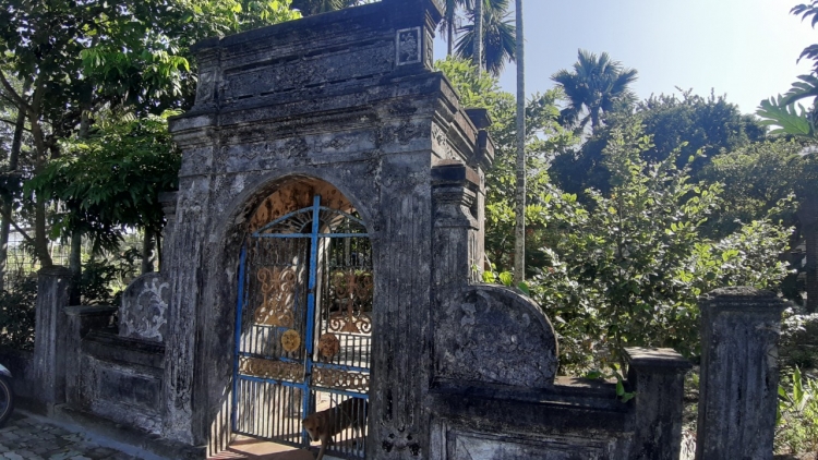 Cổng dẫn vào ngôi nhà cổ của ông Thi Lý Thanh, xã Hòa Phong (Ảnh: V.Q)