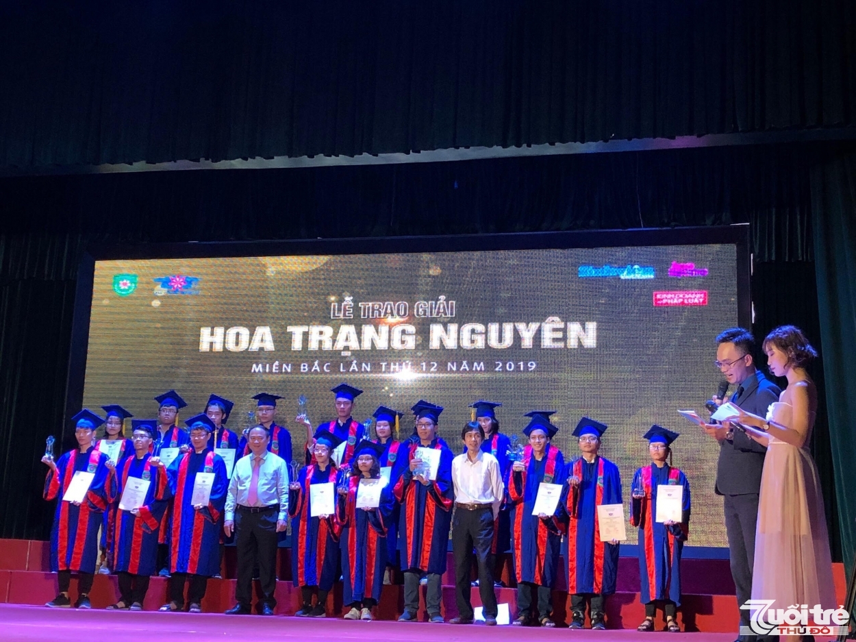 GS. Mai Trọng Nhuận (người đứng thứ tư bên tay trái ) trao giải thưởng và chụp ảnh lưu niệm cùng cho học sinh đạt huy chương Vàng, Bạc, Đồng tại các kì thi Quốc tế