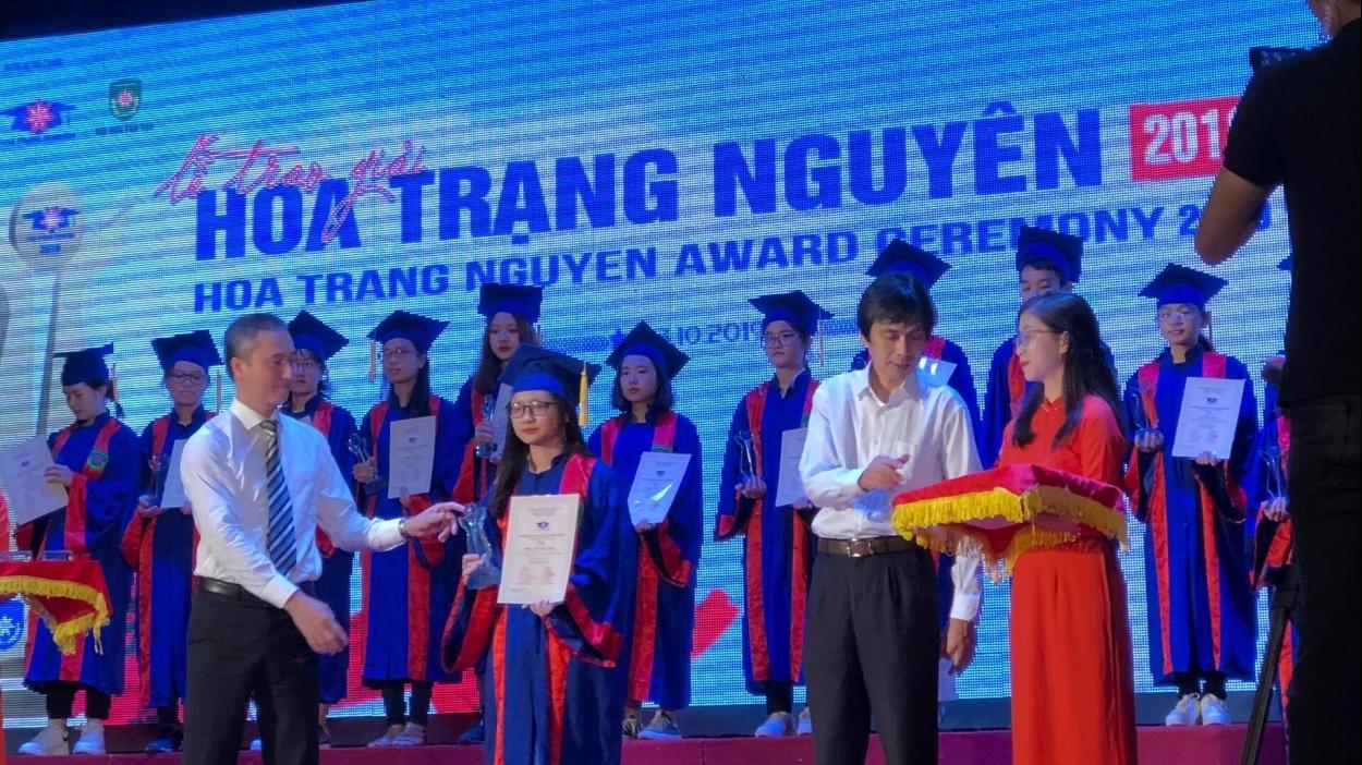 TS. Trần Dương, Phó Hiệu trưởng Trường ĐH Tân Tạo trao giải thưởng cho học sinh đạt giải cao trong kì thi Tốt nghiệp THPT Năm học 2018-2019
