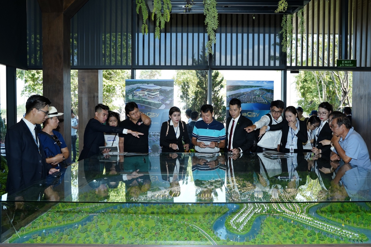 Khách tham quan sa bàn dự án Khu đô thị sinh thái thông minh Aqua City