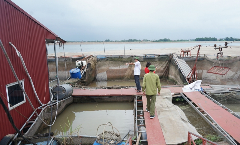 Lãnh đạo xã Xuân Lộc, Thanh Thủy, Phú Thọ đi thị sát tại các lồng nuôi cá