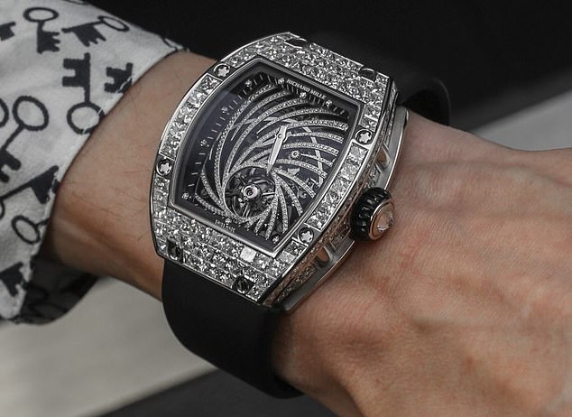 Cướp đồng hồ xa xỉ đang trở thành vấn nạn tại Paris. Trong ảnh: Mẫu đồng hồ Richard Mille Tourbillon Diamond Twister giá 830.000 USD của Thụy Sĩ. Ảnh: CNN