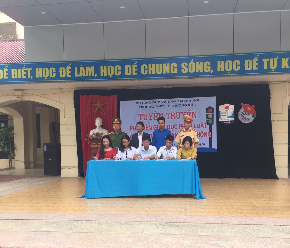 Đại diện giáo viên và học sinh trường THPT Lý Thường Kiệt cùng ký cam kết nghiêm túc thực hiện các quy định về Luật Giao thông