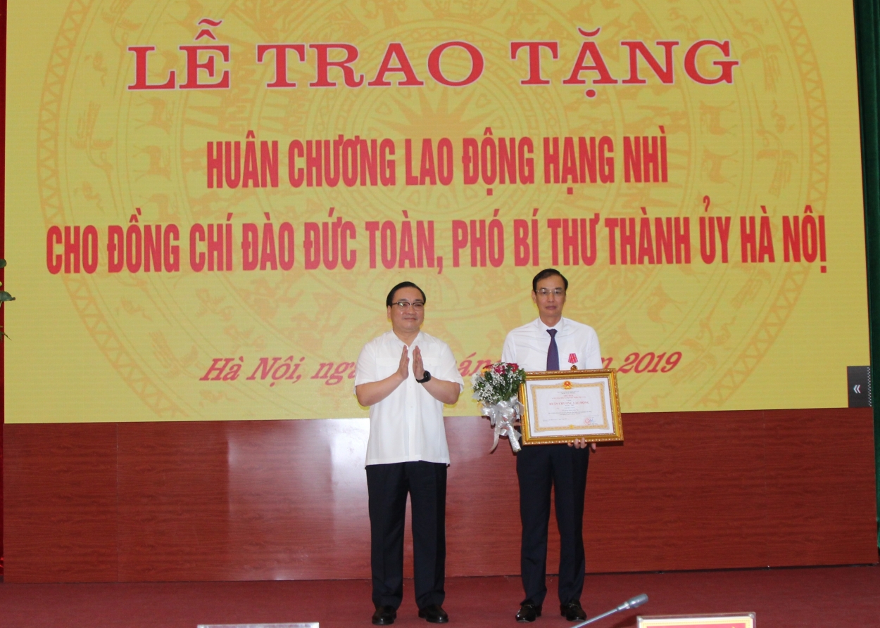 Bí thư Thành ủy Hoàng Trung Hải trao tặng Huân chương Lao động hạng Nhì cho Phó Bí thư Thành ủy Đào Đức Toàn