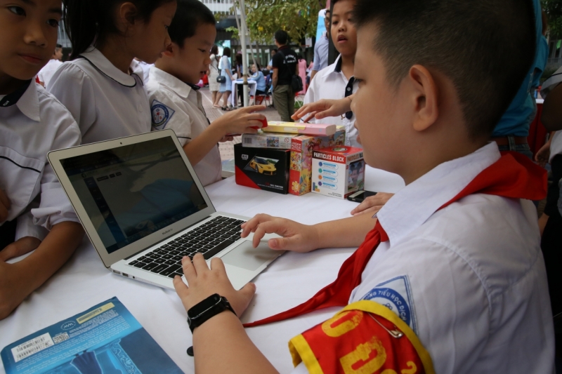 Các em học sinh tìm hiểu, đăng kí tham gia chương trình