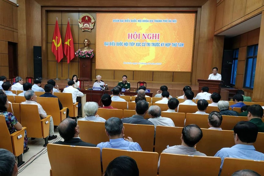 Thay mặt Đoàn đại biểu Quốc hội thành phố Hà Nội, đại biểu Nguyễn Hồng Thái, Tư lệnh Quân khu 1 đã báo cáo nội dung dự kiến của Chương trình kỳ họp thứ tám, Quốc hội khóa XIV. Tiếp đó, đại biểu Trần Thị Phương Hoa, Bí thư Quận ủy Cầu Giấy báo cáo kết quả trả lời kiến nghị của cử tri tại kỳ tiếp xúc trước.