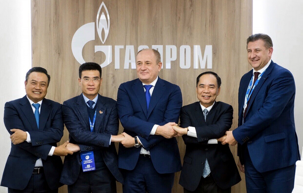 Chủ tịch HĐTV PVN Trần Sỹ Thanh, Tổng giám đốc PV GAS Dương Mạnh Sơn và các thành viên của đoàn thể hiện tình hữu nghị hợp tác với GAZPROM
