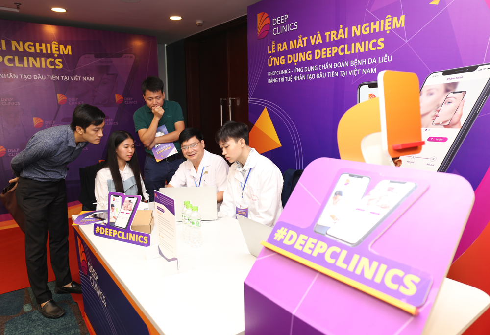 Các đại biểu trải nghiệm mô hình DeepClinics, sử dụng ứng dụng DeepClinics để chẩn đoán sơ bộ tình trạng bệnh