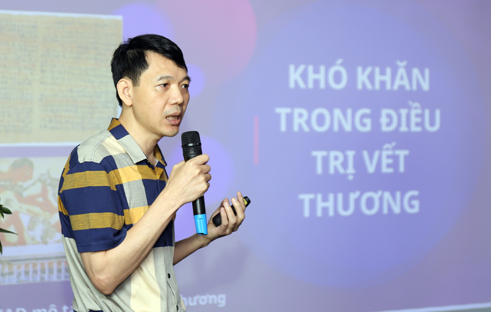 PGS.TS Đinh Văn Hân - Giám đốc trung tâm Liền vết thương, Viện Bỏng quốc gia, Chủ tịch hội đồng chuyên môn DeepClinics phát biểu tại buổi lễ
