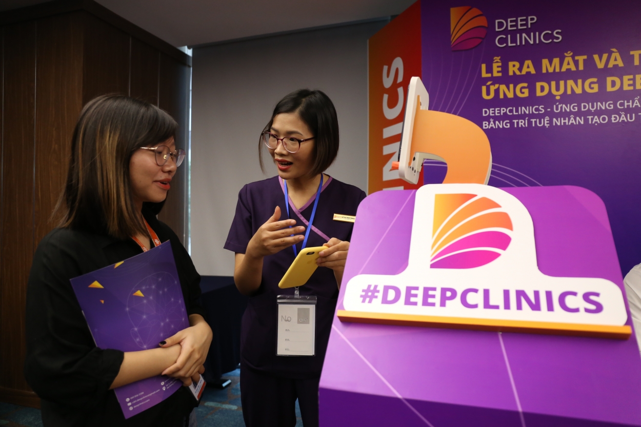 Khách tham quan, trải nghiệm mô hình DeepClinics, sử dụng ứng dụng DeepClinics để chẩn đoán sơ bộ tình trạng bệnh
