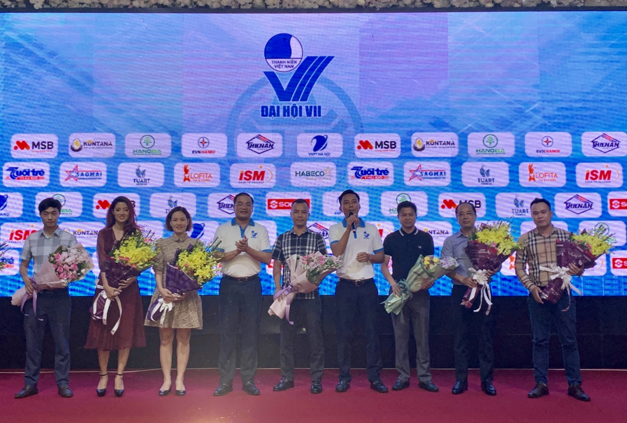 Đồng chí Nguyễn Ngọc Việt, Chủ tịch Hội LHTN Việt Nam Thành phố Hà Nội tặng hoa cho các doanh nghiệp, đơn vị tài trợ
