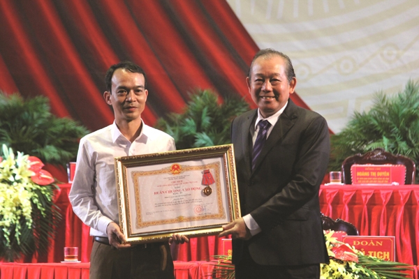 Phó Thủ tướng Thường trực Chính phủ Trương Hòa Bình thay mặt lãnh đạo Đảng và Nhà nước trao tặng Huân chương Lao động hạng Ba cho Phòng Dân tộc huyện Kim Bôi