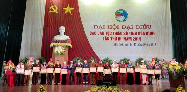 Bộ trưởng, Chủ nhiệm Ủy ban Dân tộc Đỗ Văn Chiến tặng Bằng khen cho tập thể, cá nhân có thành tích xuất sắc trong công tác dân tộc