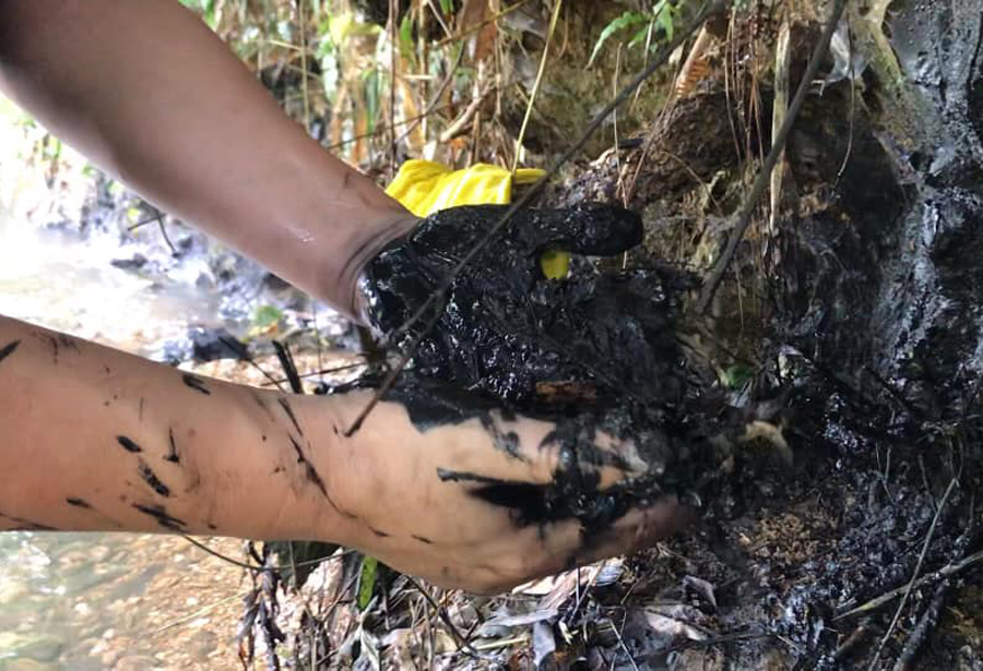 Hà Nội: Đề nghị điều tra làm rõ hành vi đổ trộm dầu thải gây ô nhiễm nguồn nước mặt sông Đà