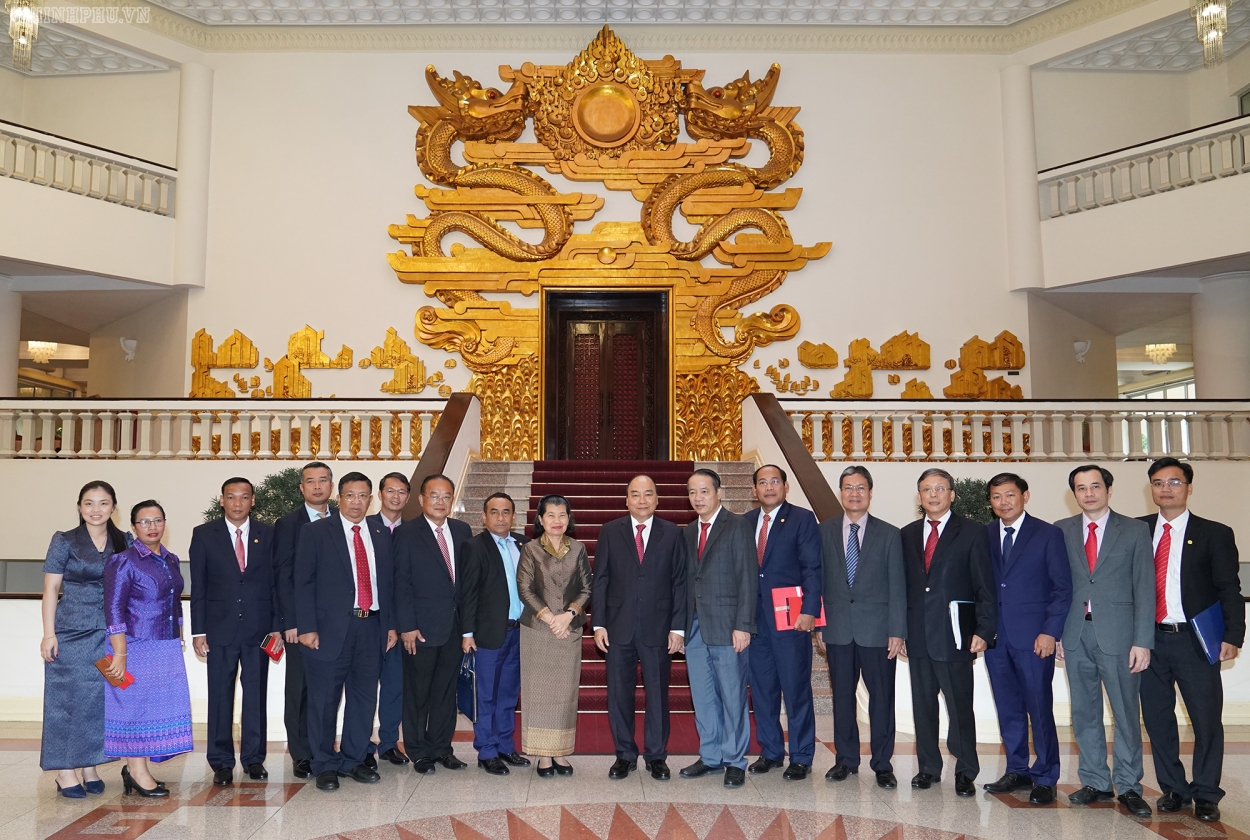 Thủ tướng Nguyễn Xuân Phúc, Phó Thủ tướng Chính phủ Hoàng gia Campuchia và các đại biểu chụp ảnh lưu niệm