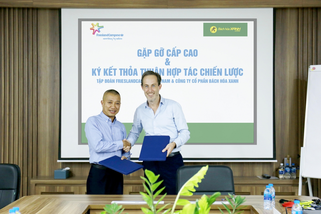 Đại diện Bách hóa Xanh và FrieslandCampina ký kết hợp tác