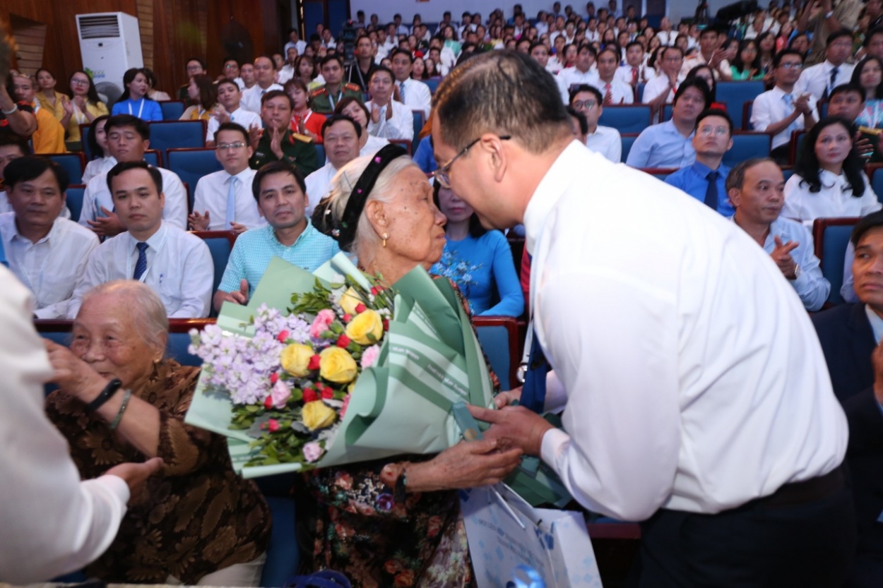 Đồng chí Nguyễn Ngọc Việt, Bí thư Thành đoàn Hà Nội, Chủ tịch Hội Liên hiệp thanh niên TP khóa VI tặng hoa tới các Mẹ Việt Nam anh hùng