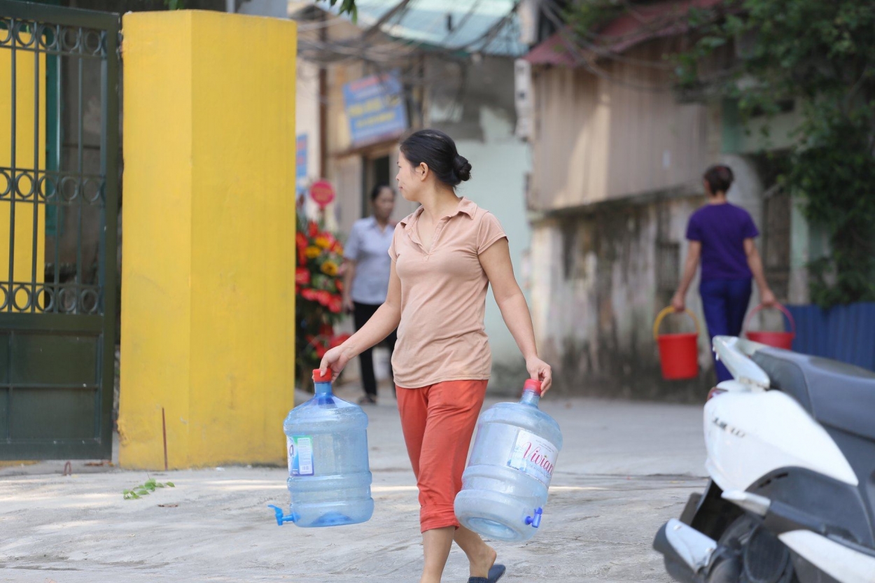 Người dân huy động xô chậu lấy nước miễn phí ở Nhà máy nước Hạ Đình