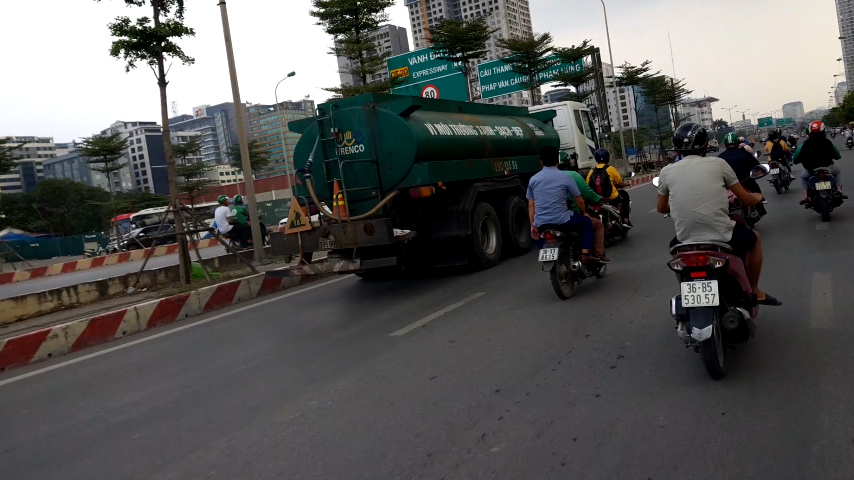 Xe bồn chở nước sạch xuất hiện khắp các phố Hà Nội