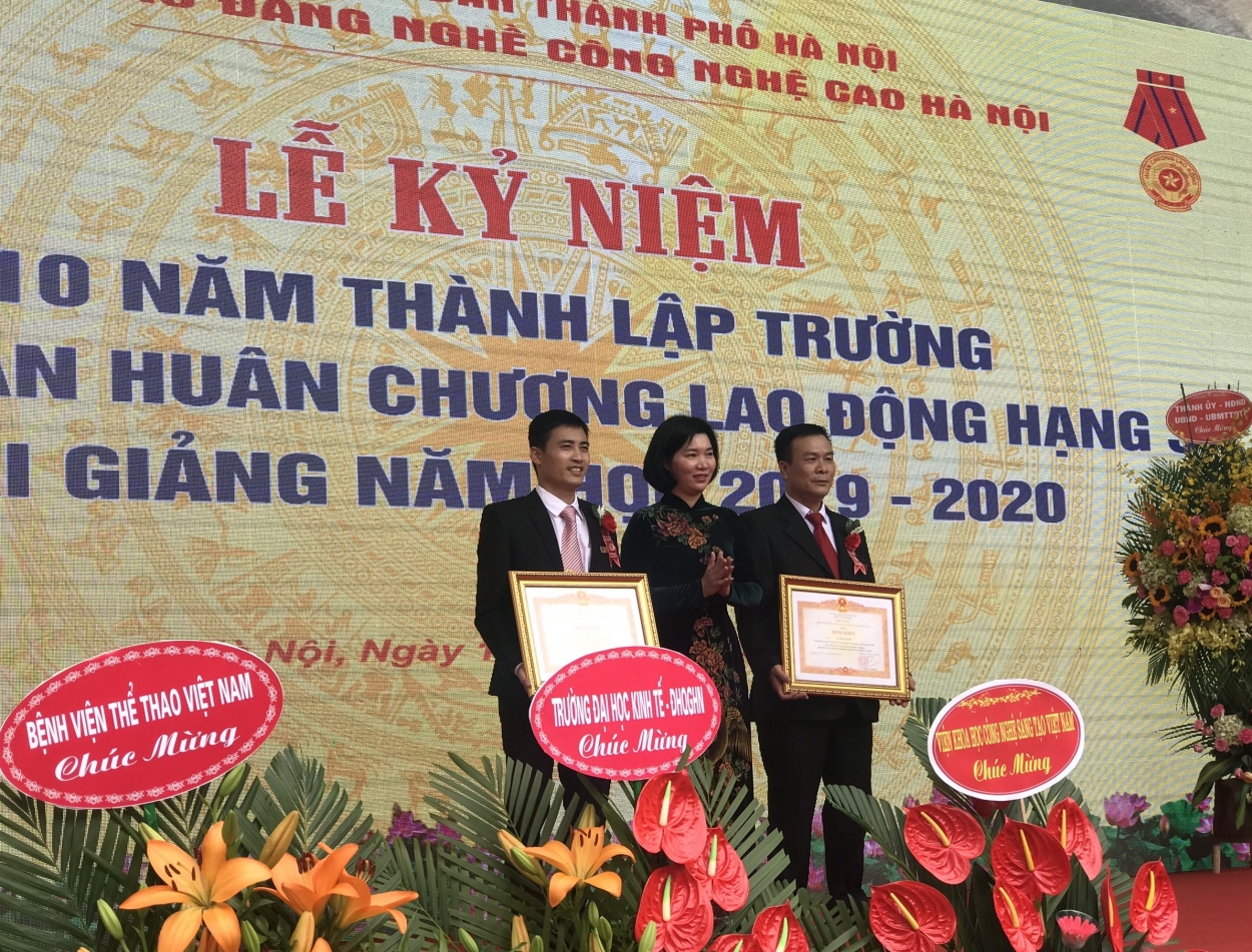 Đồng chí Phùng Thị Hồng Hà, Thành uỷ viên, Phó chủ tich Hội đồng nhân dân thành phố Hà Nội trao bằng khen của Thủ tướng Chính phủ tới các cá nhân tiêu biểu của trường Cao đẳng nghề Công nghệ cao Hà Nội - HHT
