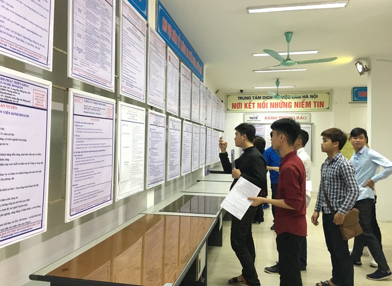 Người lao động tìm kiếm thông tin việc làm tại sàn giao dịch việc làm trên địa bàn thành phố Hà Nội