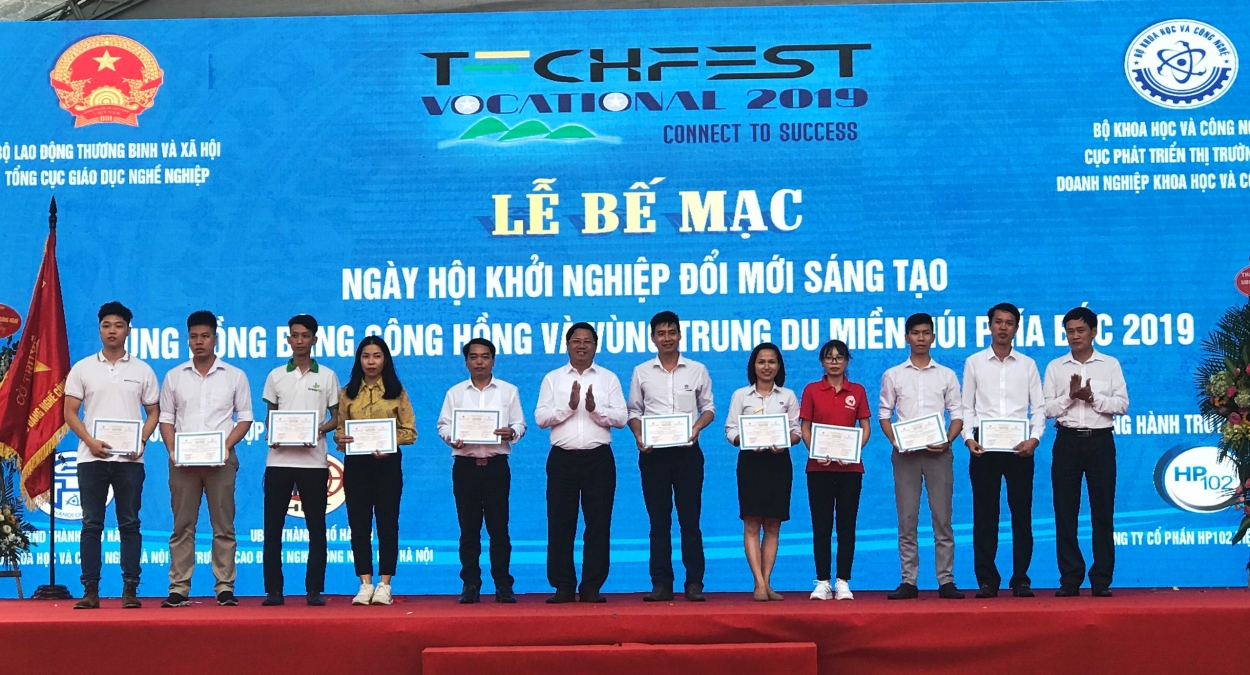 Đại diện Ban tổ chức trao chứng nhận tới các dự án khởi nghiệp đổi mới sáng tạo trong Ngày hội Techfest vùng Đồng bằng sông Hồng và Trung du miền núi phía Bắc