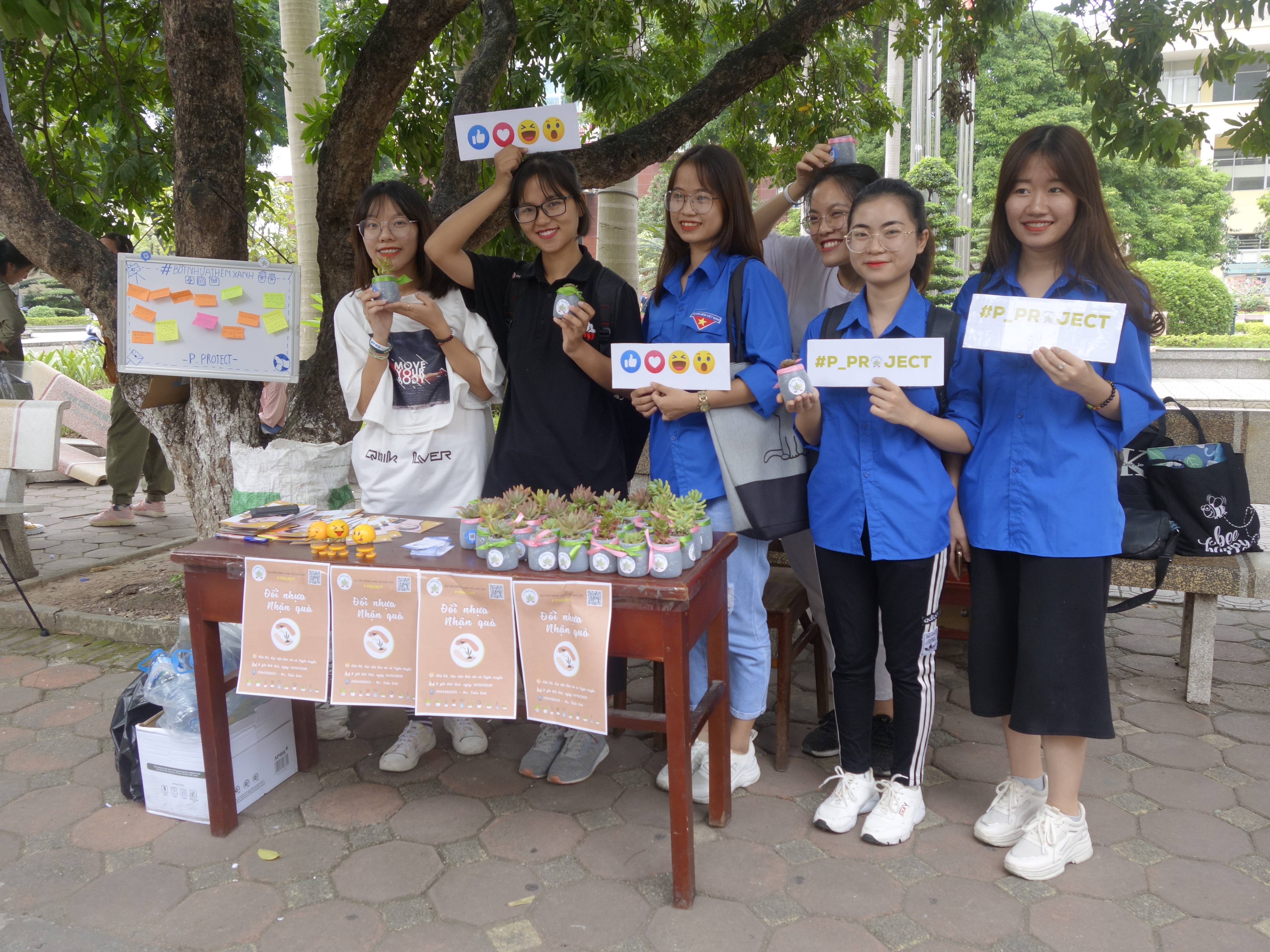 “Đổi nhựa - Lấy quà”: Sự kiện vì môi trường của sinh viên báo chí