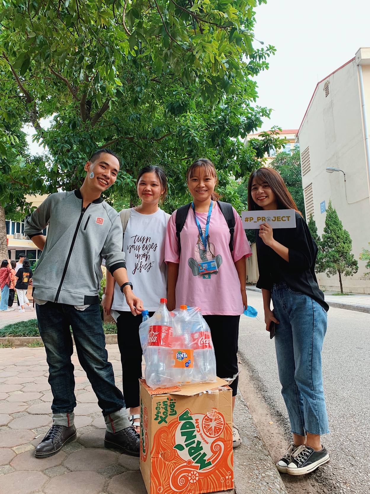 Sinh viên tham gia hoạt động bảo vệ môi trường tại khuôn viên Học viện Báo chí và Tuyên truyền