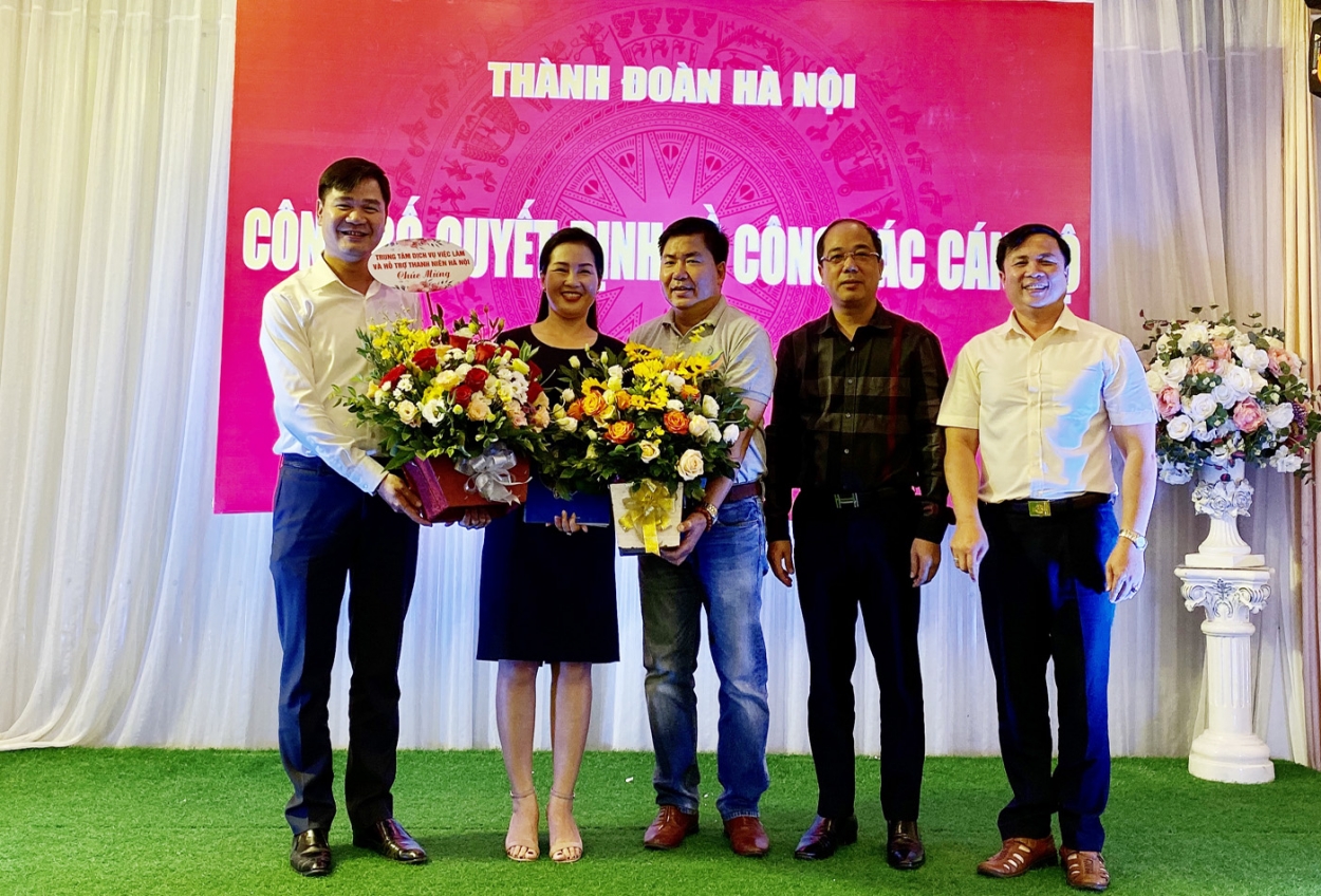 Đại diện lãnh đạo các đơn vị sự nghiệp Thành đoàn tặng hoa chúc mừng đồng chí Dương Việt Hà, tân Giám đốc Cung Thanh niên Hà Nội