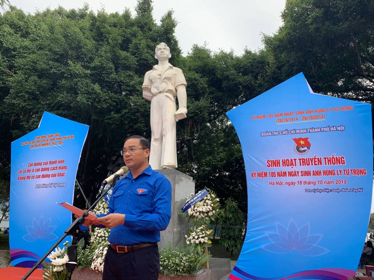Đồng chí Nguyễn Ngọc Việt, Ủy viên Ban Thường vụ Trung ương Đoàn, Bí thư Thành đoàn Hà Nội phát biểu tại chương trình Sinh hoạt truyền thống kỷ niệm 105 ngày sinh anh hùng Lý Tự Trọng