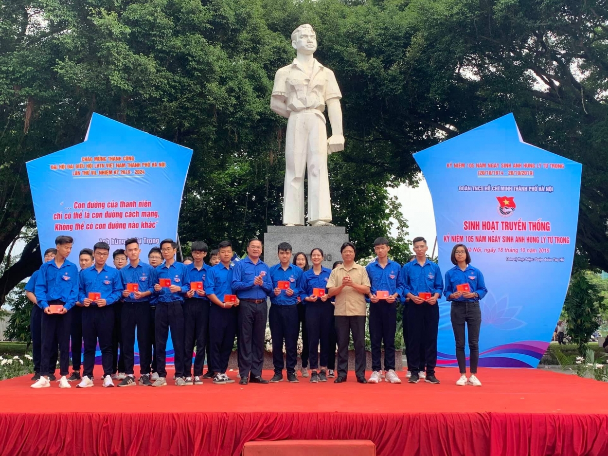 Đồng chí Nguyễn Thanh Hải, Ủy viên Thường trực, Trưởng ban Tuyên giáo Ủy ban Mặt trận Tổ quốc Việt Nam TP Hà Nội và đồng chí Nguyễn Ngọc Việt, Ủy viên Ban Thường vụ Trung ương Đoàn, Bí thư Thành đoàn và các đồng chí trong Thường trực Thành đoàn Hà Nội trao thẻ Đoàn viên cho học sinh trường THPT Chu Văn An và THPT Tây Hồ tại chương trình sinh hoạt truyền thống kỷ niệm 105 ngày sinh anh hùng Lý Tự Trọng (20/10/1914 - 20/10/2019).