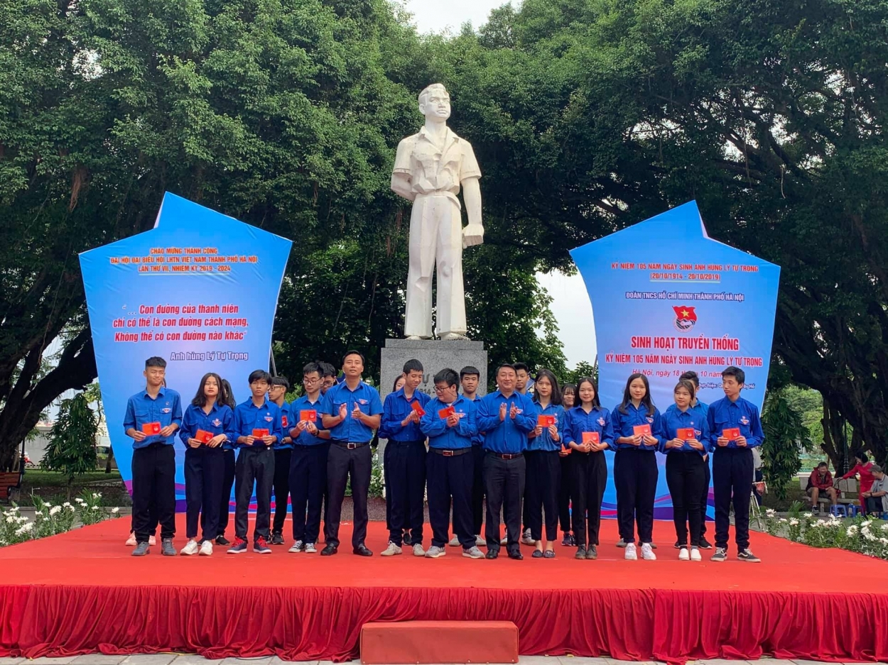 Đồng chí Nguyễn Khánh Bình, Phó Bí thư Thường trực Thành đoàn và đồng chí Nguyễn Đức Tiến, Phó Bí thư Thành đoàn, Chủ tịch Hội LHTN Việt nam TP Hà Nội trao thẻ Đoàn viên mới cho học sinh trường THPT Tây Hồ và THPT Chu Văn An tại chương trình Sinh hoạt truyền thống kỷ niệm 105 ngày sinh anh hùng Lý Tự Trọng (20/10/1914 - 20/10/2019).