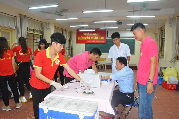 Các thành viên Câu lạc bộ Trái tim đỏ HPU2 nhiệt tình phục vụ tại Ngày hội hiến máu nhân đạo tại ĐH Sư phạm Hà Nội 2