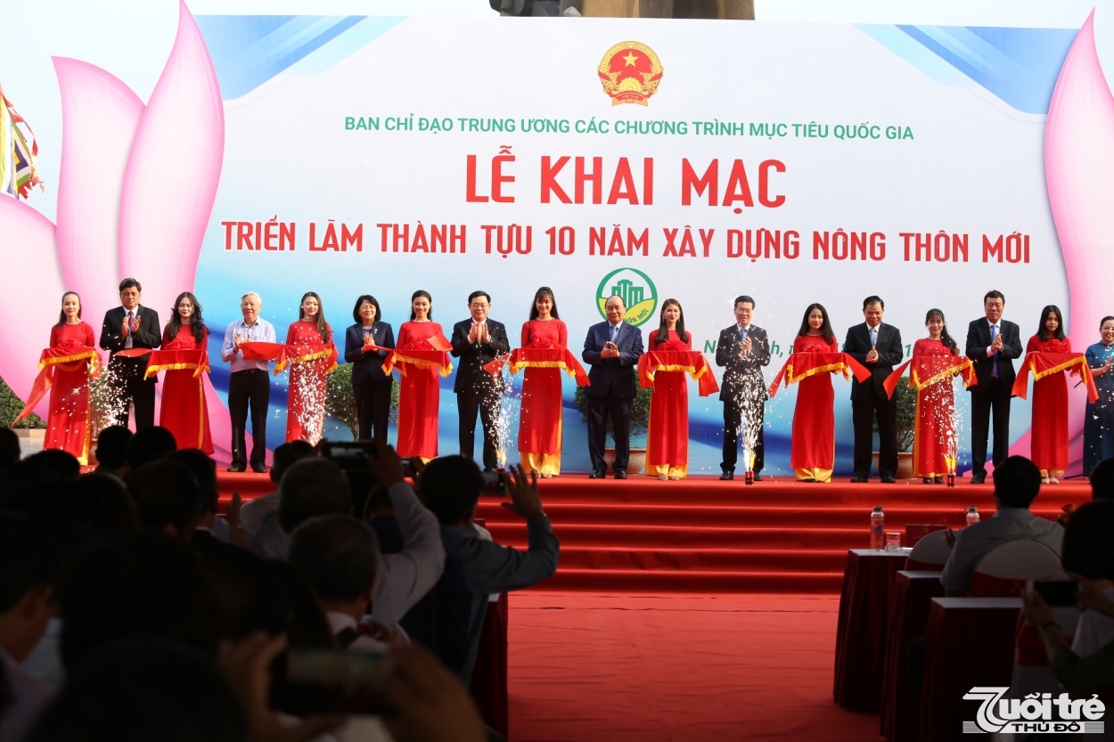 Thủ tướng Chính phủ Nguyễn Xuân Phúc cùng các đại biểu cắt băng khai mạc Triển lãm thành tựu 10 năm xây dựng nông thôn mới