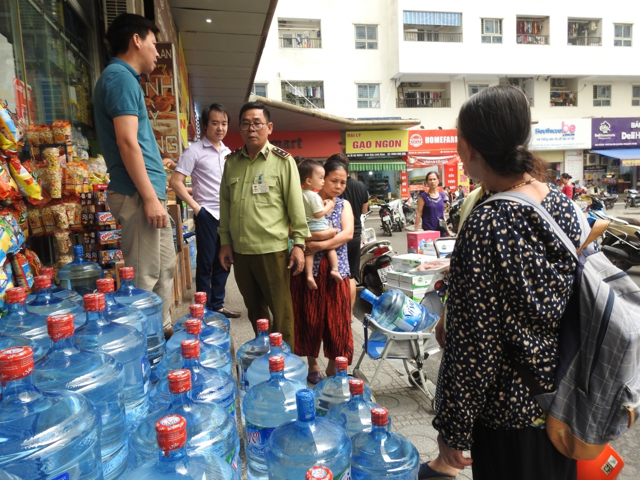 Chờ ngày được dùng lại nước sạch, người dân Thủ đô vẫn chật vật với nước đóng chai