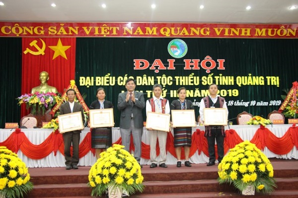 Thứ trưởng, Phó Chủ nhiệm UBDT Y Thông trao Bằng khen của Bộ trưởng, Chủ nhiệm UBDT cho các tập thể có thành tích xuất sắc