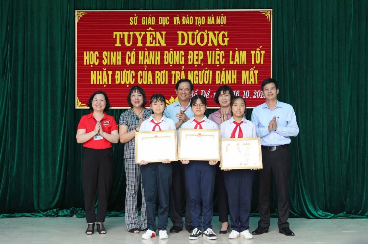 Lãnh đạo Sở GD-ĐT Hà Nội tuyên dương 3 em hoc sinh có hành động đẹp, việc làm tốt