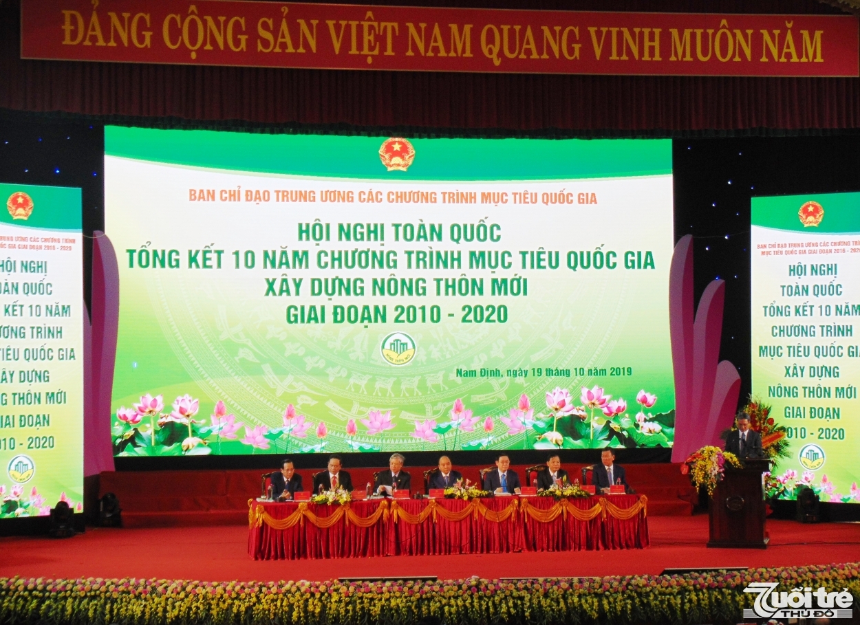 Các đại biểu chủ trì Hội nghị toàn quốc tổng kết 10 năm thực hiện chương trình mục tiêu quốc gia xây dựng nông thôn mới giai đoạn 2010 – 2020