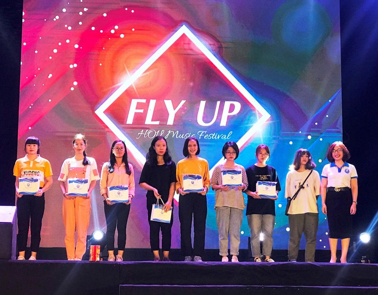 PGS.TS. Nguyễn Thị Nhung, Phó hiệu trưởng trường Đại học Mở Hà Nội trao học bổng tới các bạn sinh viên tại Đại nhạc hội Fly up